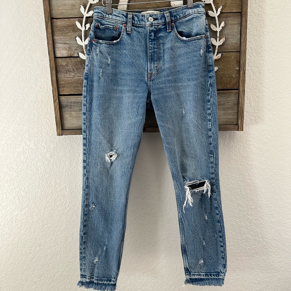 Abercrombie & Fitch The Mom high rise distressed denim‎ jeans 28 6 Long